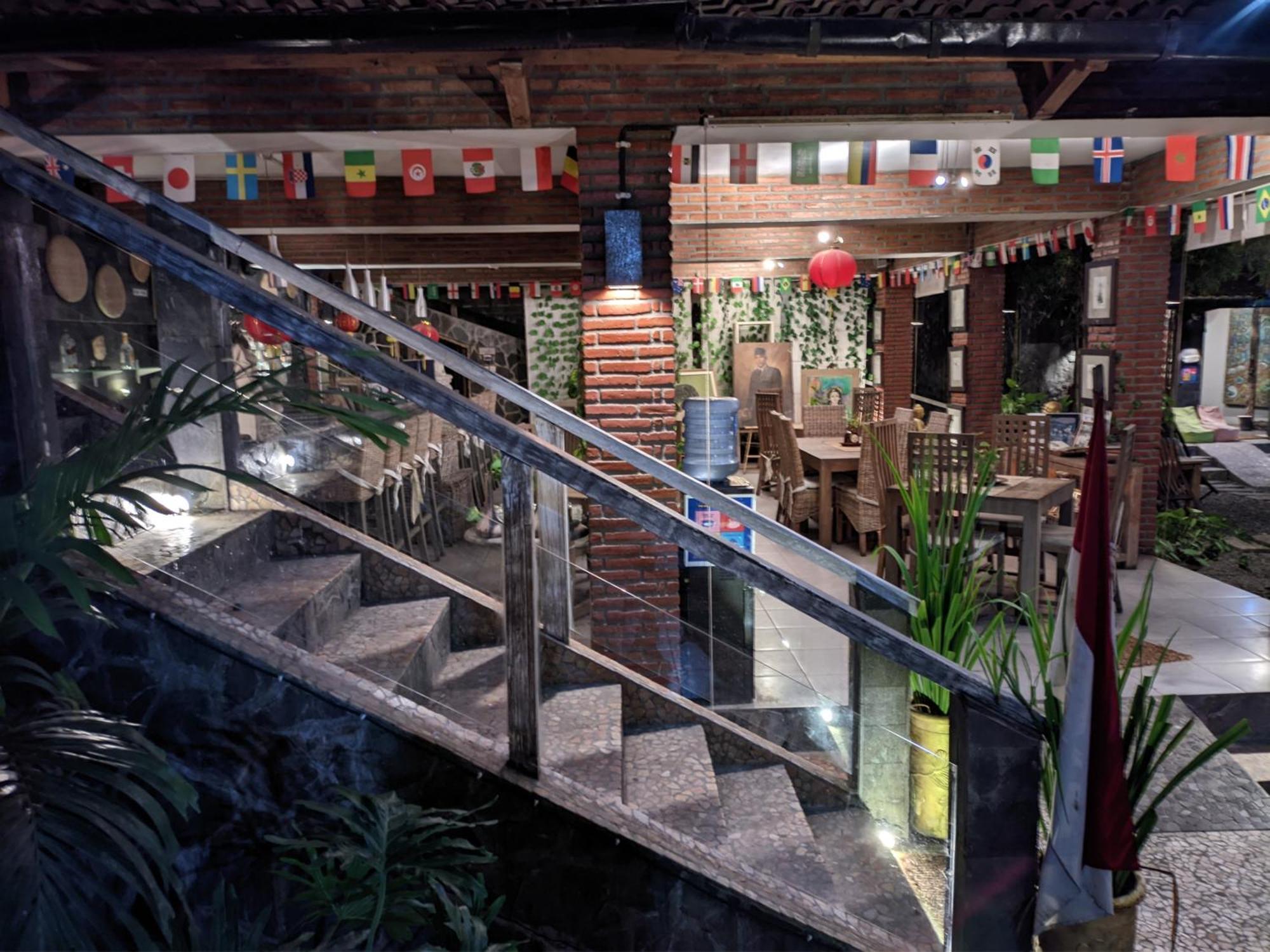 Astuti Gallery Homestay Yogyakarta Exterior photo