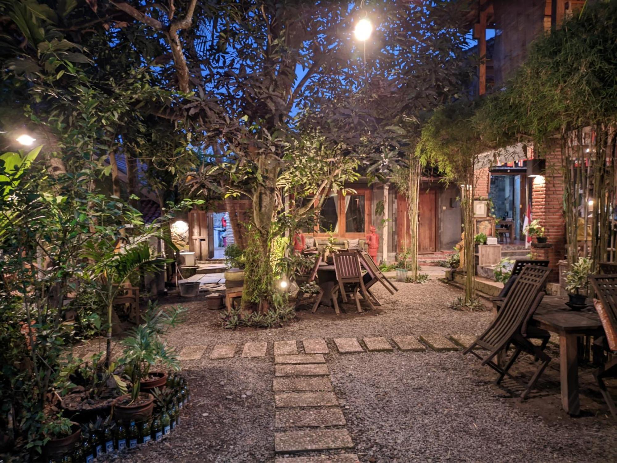 Astuti Gallery Homestay Yogyakarta Exterior photo