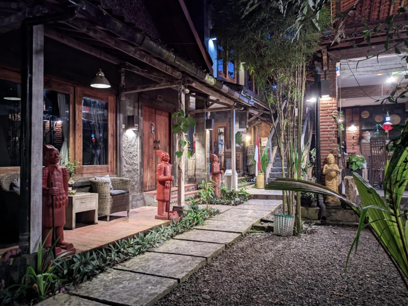 Astuti Gallery Homestay Yogyakarta Exterior photo