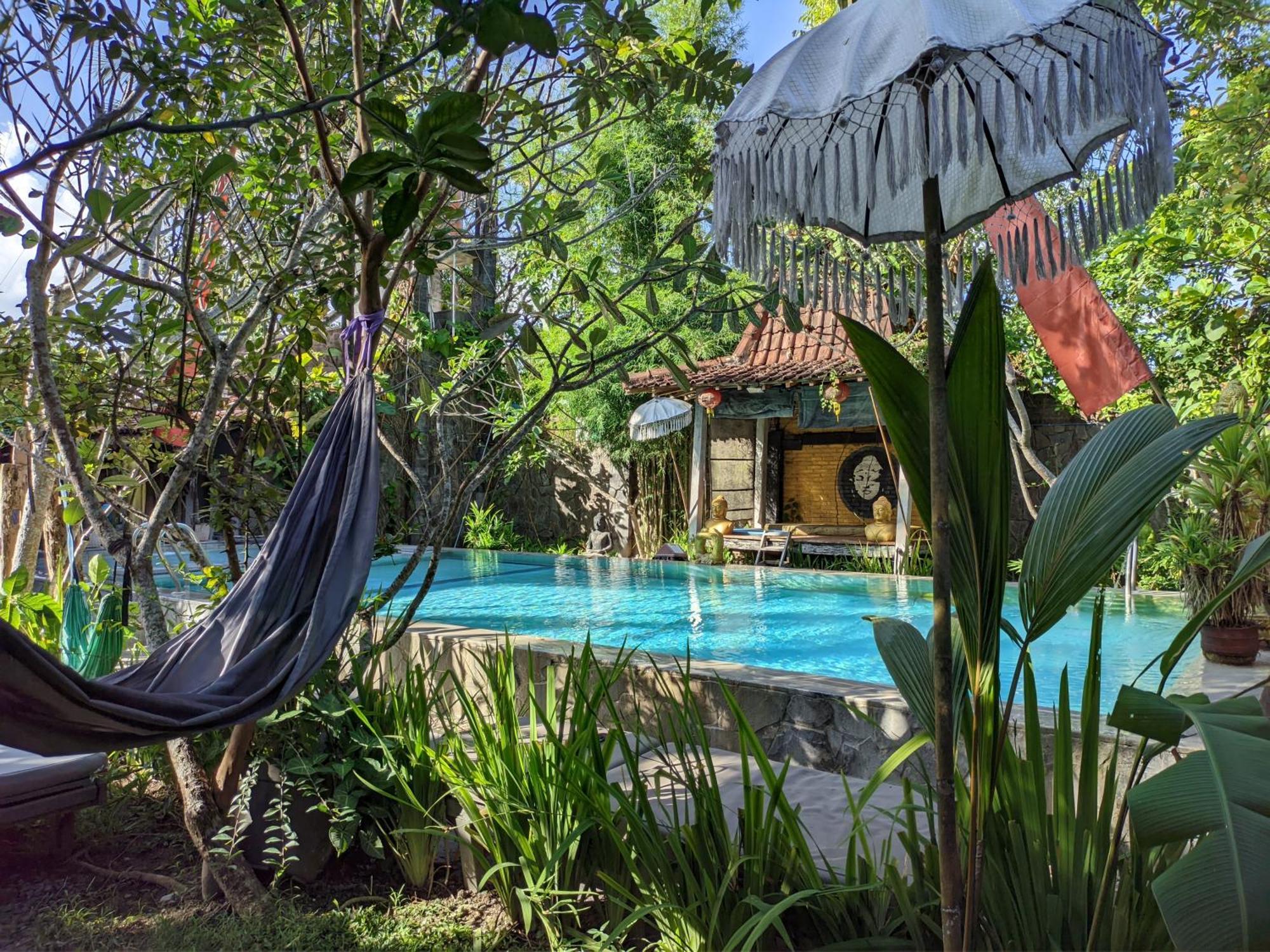 Astuti Gallery Homestay Yogyakarta Exterior photo