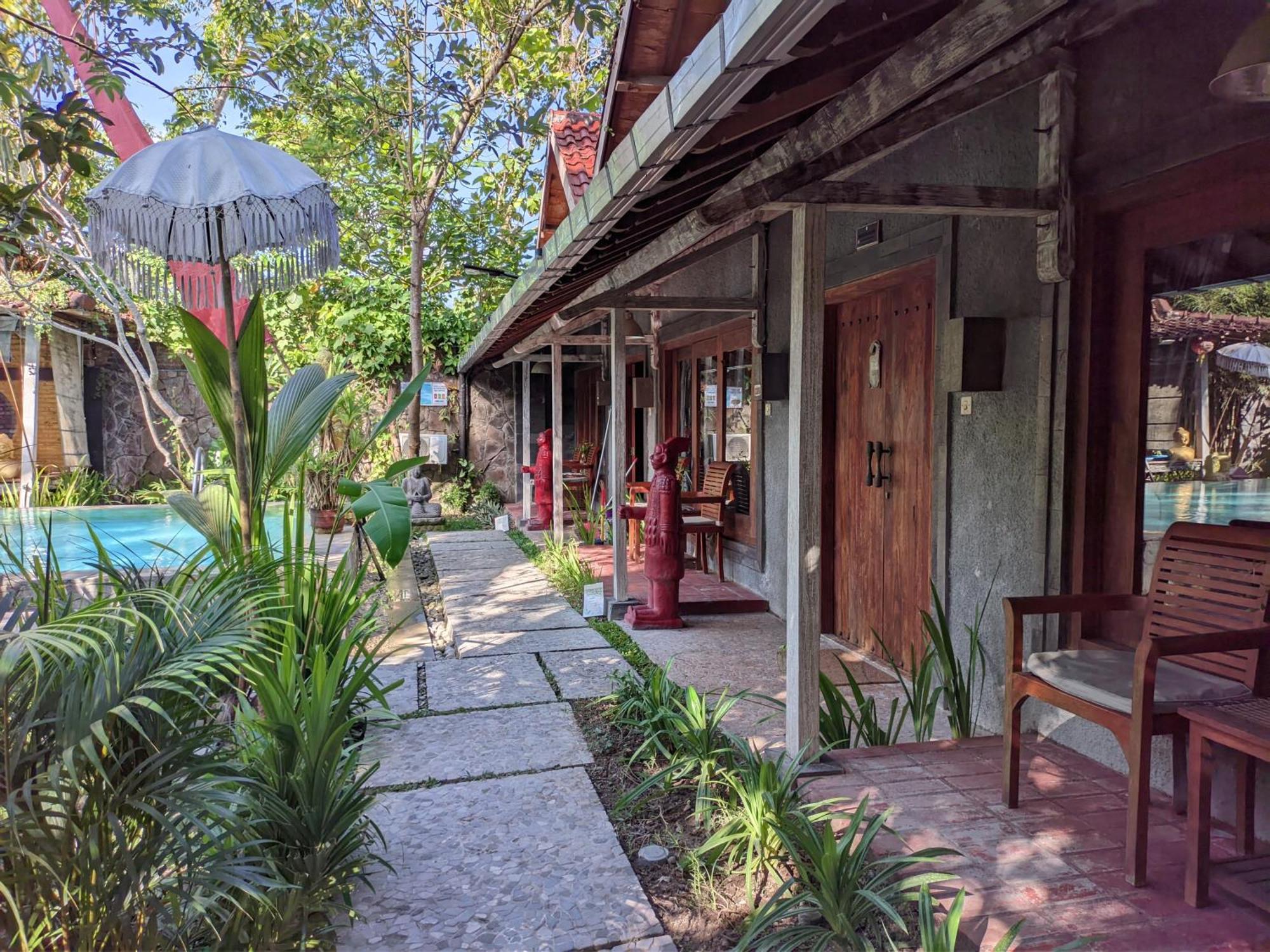 Astuti Gallery Homestay Yogyakarta Exterior photo