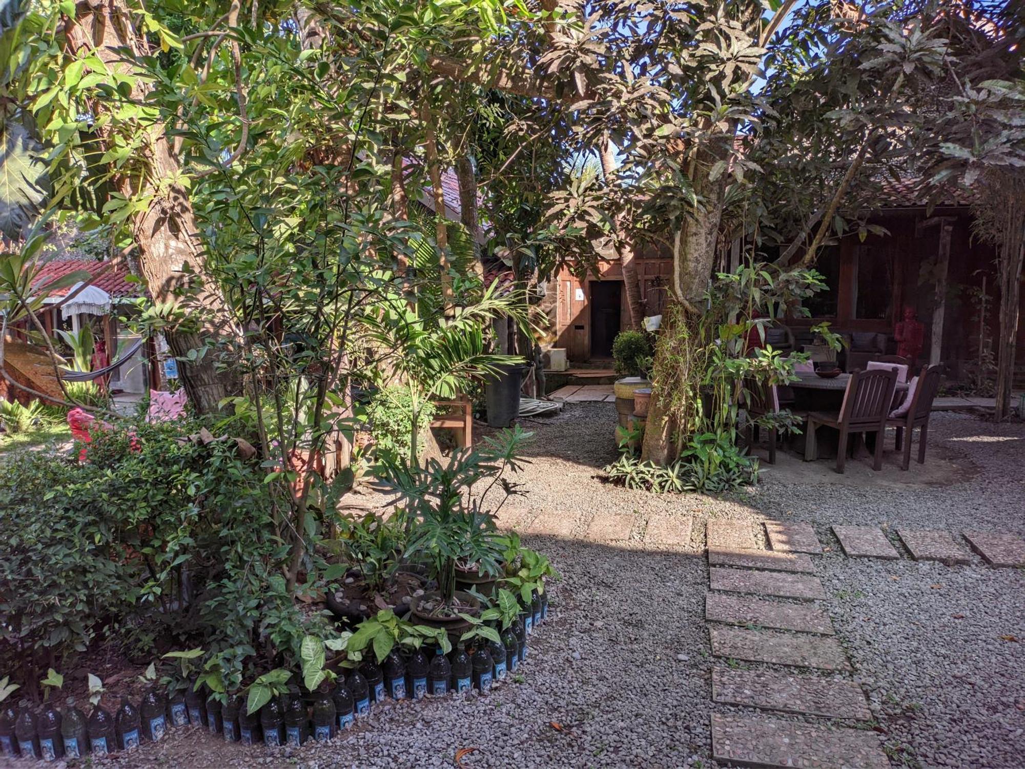 Astuti Gallery Homestay Yogyakarta Exterior photo