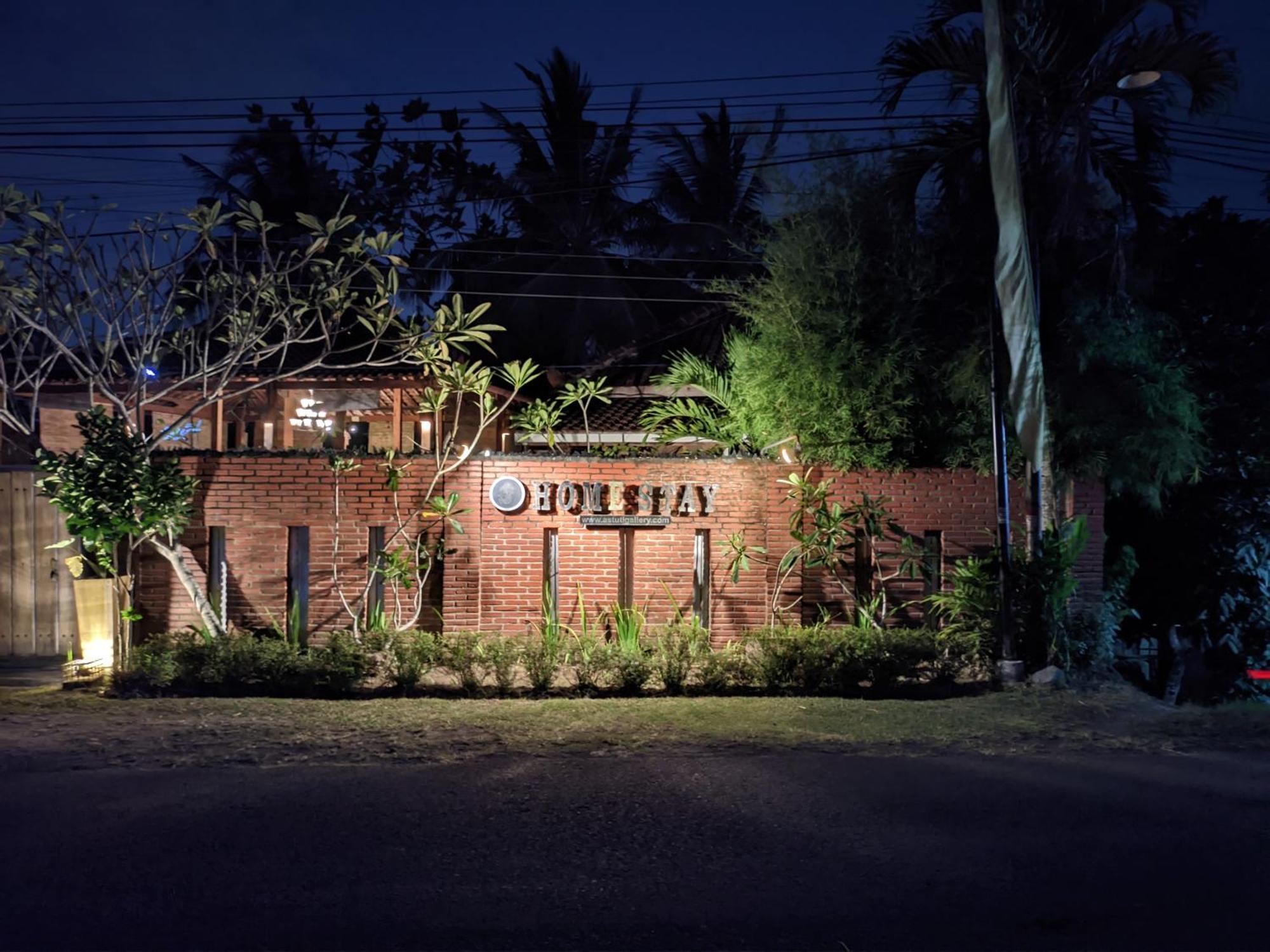 Astuti Gallery Homestay Yogyakarta Exterior photo