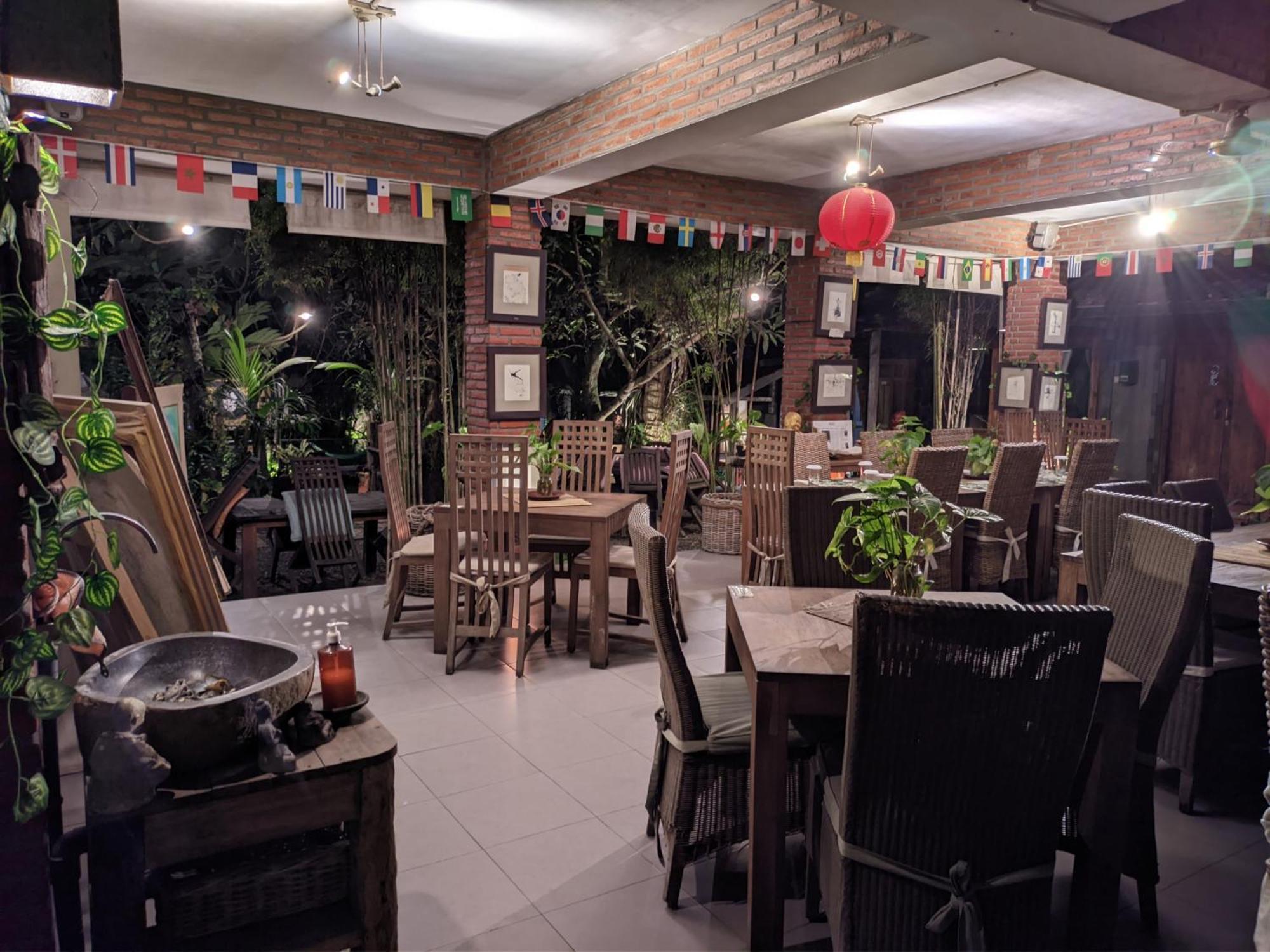 Astuti Gallery Homestay Yogyakarta Exterior photo