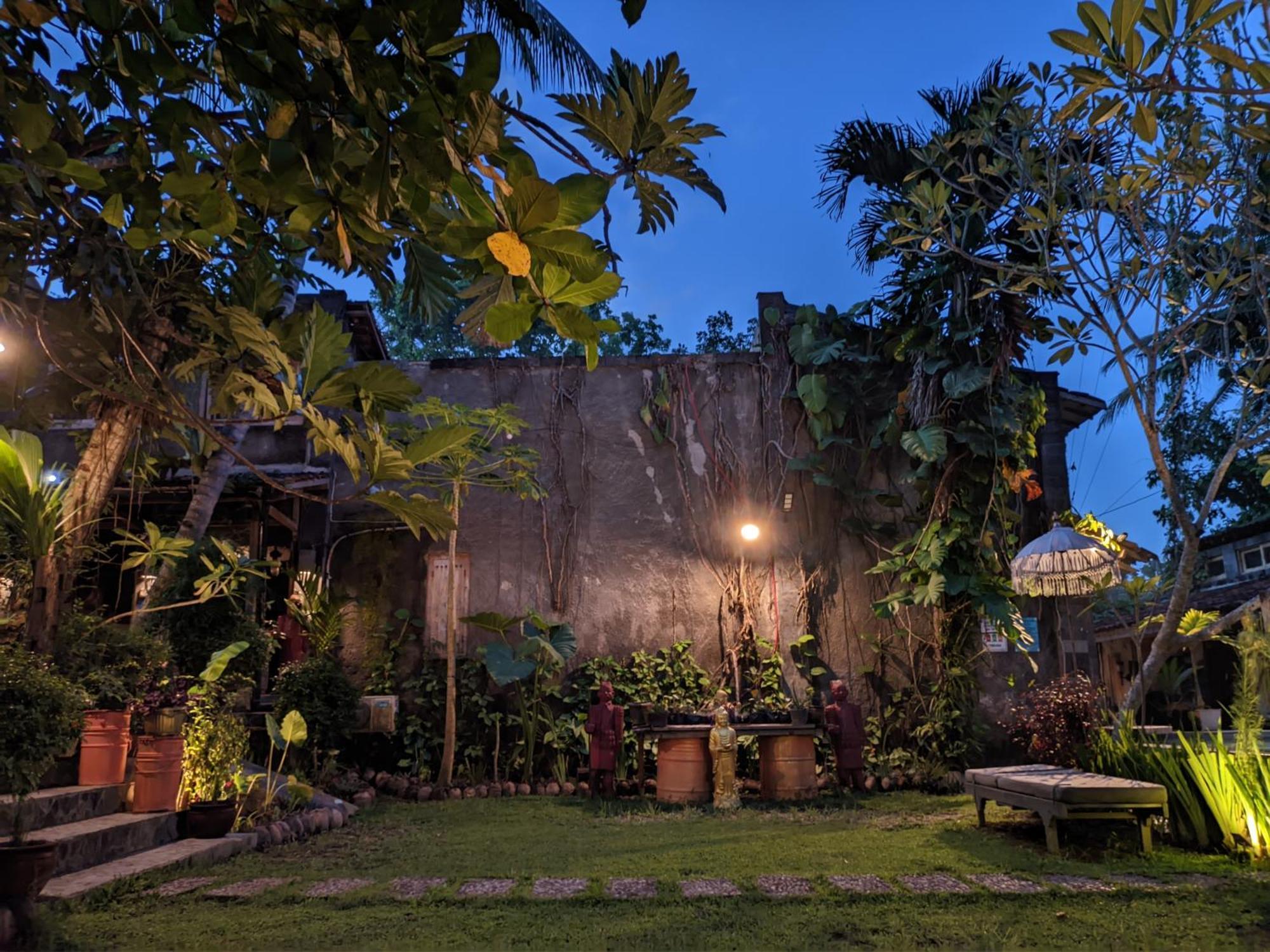 Astuti Gallery Homestay Yogyakarta Exterior photo