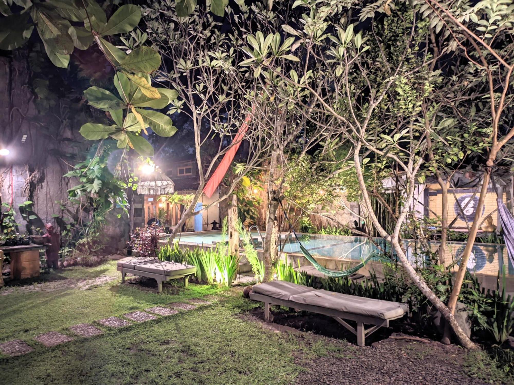 Astuti Gallery Homestay Yogyakarta Exterior photo