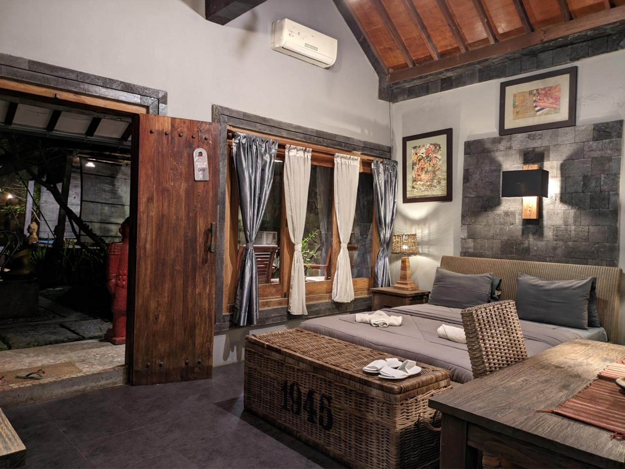 Astuti Gallery Homestay Yogyakarta Exterior photo