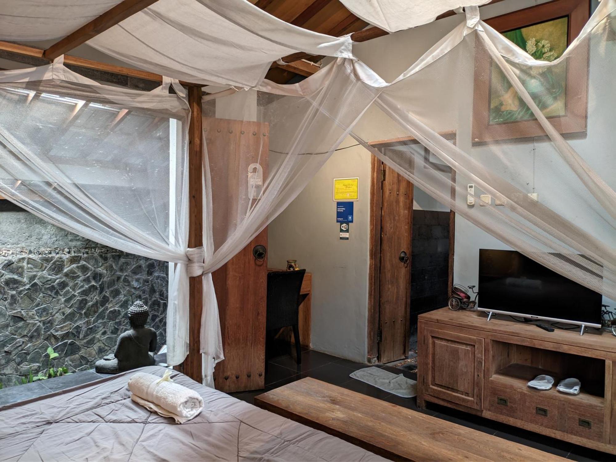 Astuti Gallery Homestay Yogyakarta Exterior photo