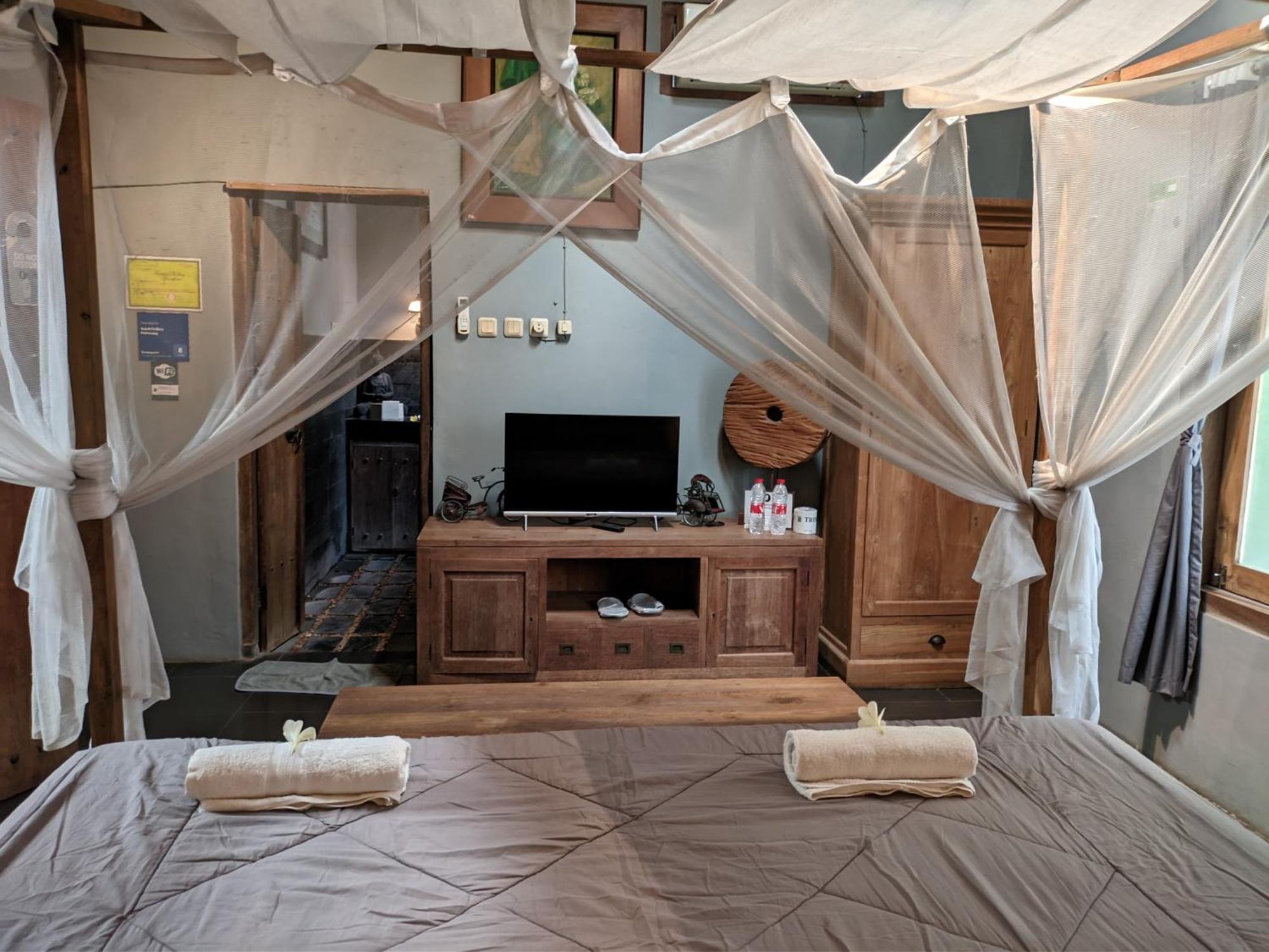 Astuti Gallery Homestay Yogyakarta Exterior photo