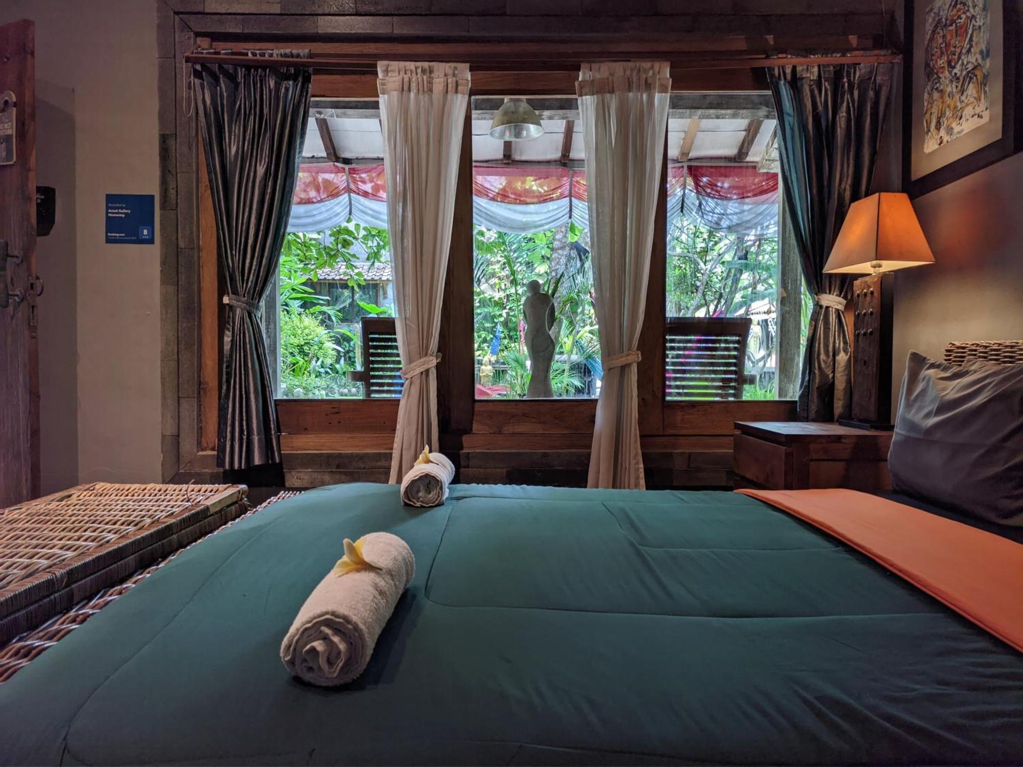 Astuti Gallery Homestay Yogyakarta Exterior photo