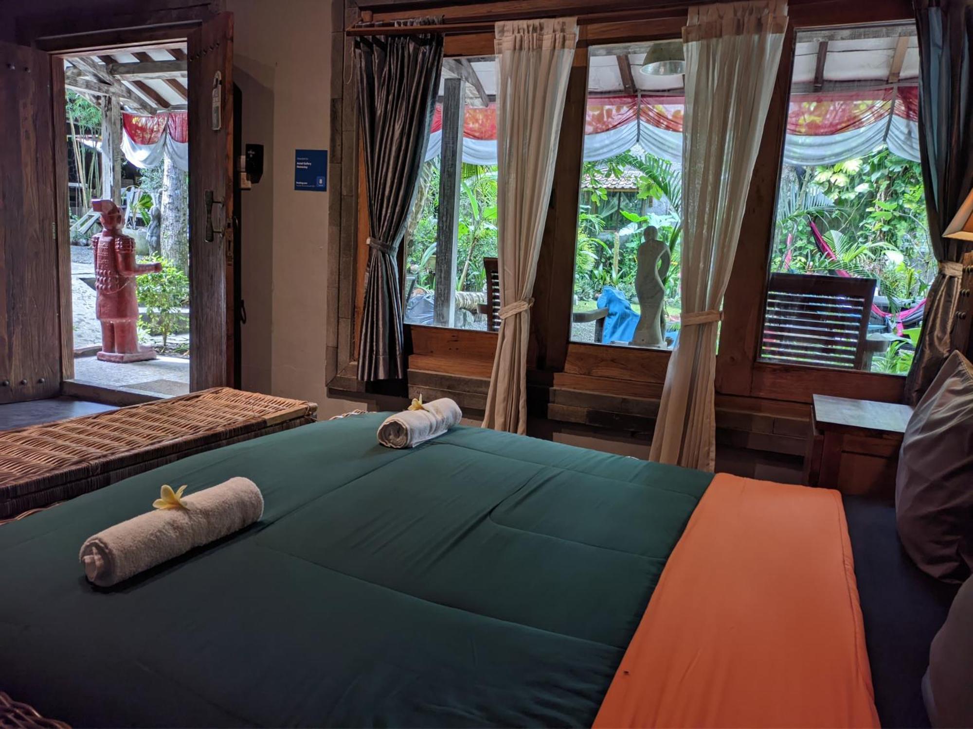 Astuti Gallery Homestay Yogyakarta Exterior photo