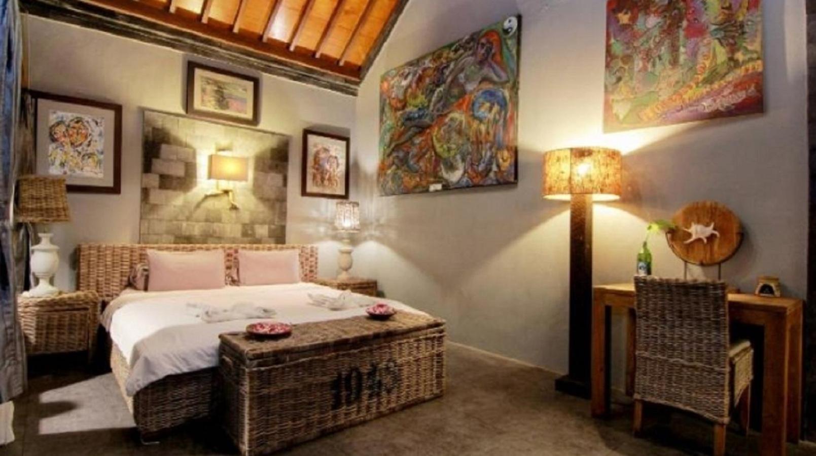 Astuti Gallery Homestay Yogyakarta Exterior photo